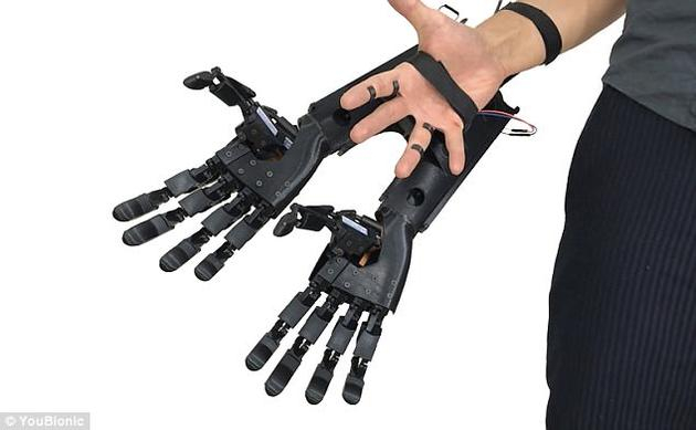 　　仿生手臂是通过手指上的小型传感器进行控制，同时，一段演示视频显示人们能够自如地捏抓物体，并且每个手指都独立移动。