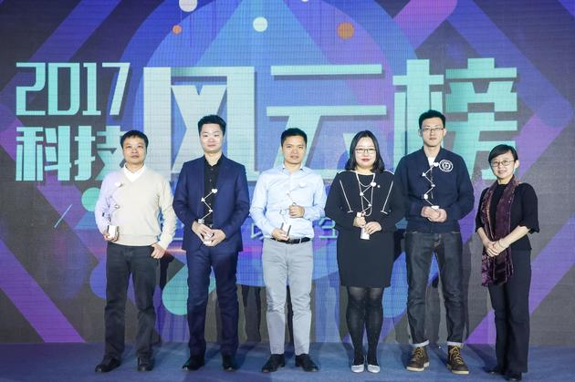 　　从左至右依次为小鹏汽车董事长何小鹏、斗鱼直播联合创始人兼联席CEO张文明、唱吧创始人兼CEO陈华、蜜芽创始人兼CEO刘楠、图灵机器人联合创始人郭家、创新工场合伙人郎春晖