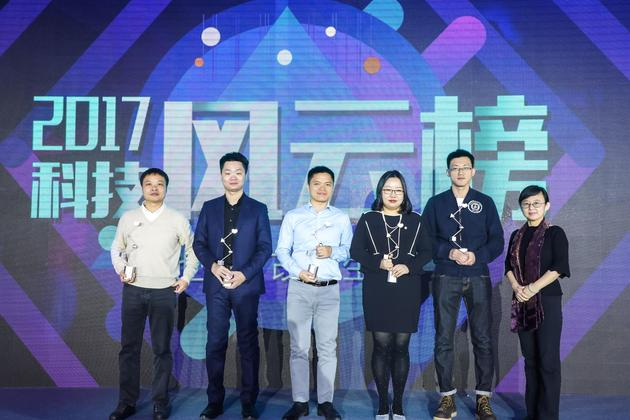 　　从左至右依次为小鹏汽车董事长何小鹏、斗鱼直播联合创始人兼联席CEO张文明、唱吧创始人兼CEO陈华、蜜芽创始人兼CEO刘楠、图灵机器人联合创始人郭家、创新工场合伙人郎春晖