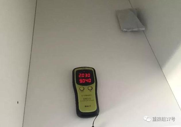 　　▲11月18日，方古园某室，女中介带领记者在看房，当记者手里的空气质量检测仪放进卧室衣柜里时，检测仪显示的甲醛指数是2.030，超过0.1～0.3是超标，超过0.3即为严重超标。 &nbsp;&nbsp;&nbsp; 新京报记者 大路 摄