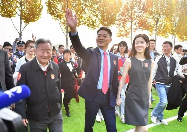 　　▲2017年10月28日，刘强东偕妻子章泽天回到家乡江苏宿迁，出席其高中母校宿迁中学的90周年校庆。图@视觉中国