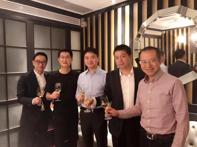 　　腾讯、京东、唯品会高管合影，从左至右依次为唯品会COO洪晓波、腾讯董事局主席马化腾、京东董事局主席刘强东、唯品会CEO沈亚、腾讯总裁刘炽平。