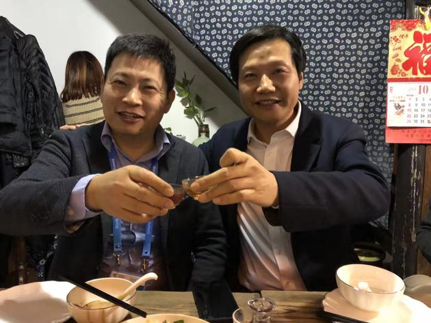 余承东和雷军俩人互相敬了一杯酒