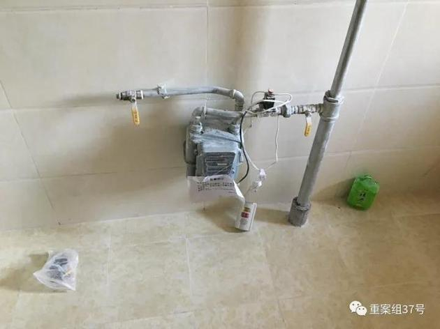 　　▲12月5日，通州区永顺镇新建村二期小区15栋23层某室。厨房内裸露的煤气阀门和表。这层的房子都被某房产中介公司租下，用于对外出租。 &nbsp;&nbsp;&nbsp; 新京报记者 大路 摄