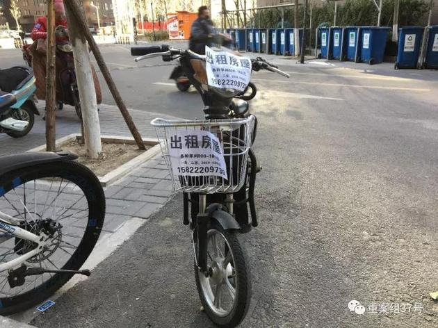 ▲12月5日，通州区永顺镇新建村二期小区，一辆电动车上贴着租房广告。 &nbsp;&nbsp;&nbsp; 新京报记者 大路 摄