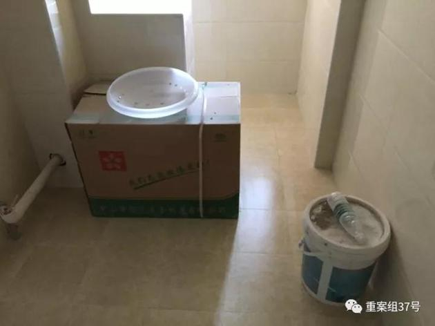 　　▲12月5日，通州区永顺镇新建村二期小区15栋23层某室，厨房还放着装修剩下的漆等。这个房子的三个房间已经有租户入住了。这层的房子都被某房产中介公司租下，用于对外出租。 &nbsp;&nbsp;&nbsp; 新京报记者 大路 摄