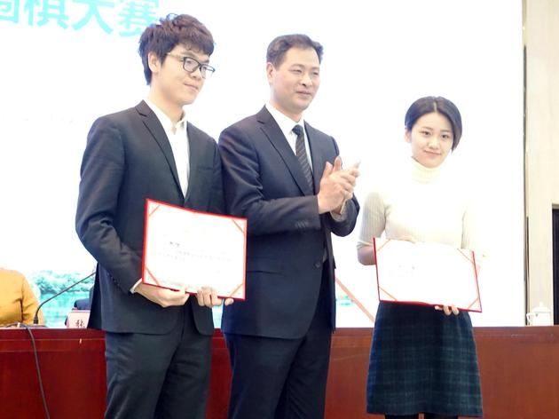 柯洁(左一)，於之莹(右一)