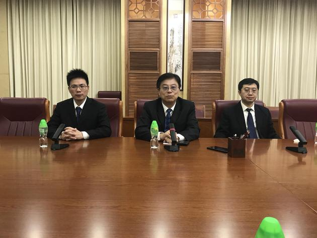 景驰科技技术副总裁杨庆雄（左） 景驰科技CEO王劲(中）景驰科技首席技术官韩旭（右)