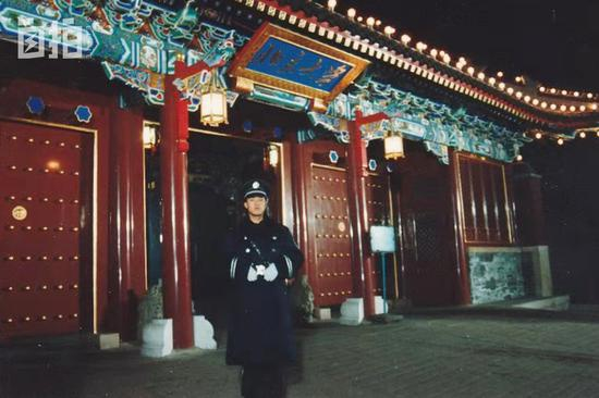 在北大西门值守，身穿制服看起来很威严。