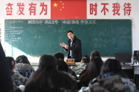  我在学校讲课。