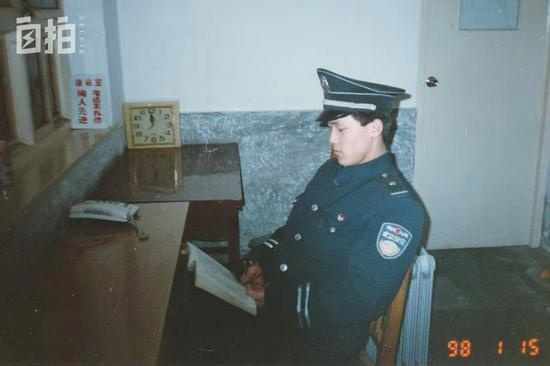 1998年，我利用工作间隙在保安室看书学习。