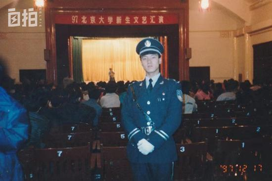 1997年，我在北大迎新会上执勤。