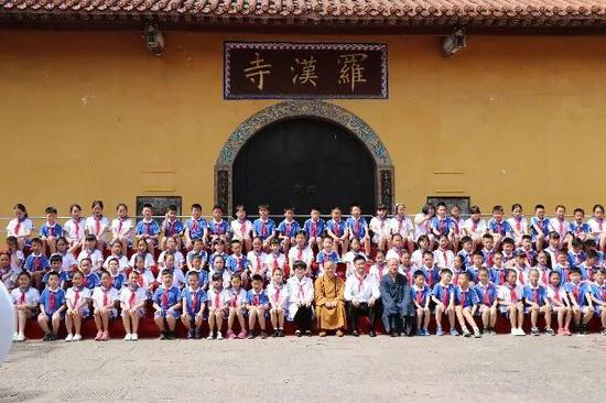 图为今年4月1日素全法师与“罗汉娃”的合影。什邡市委宣传部供图