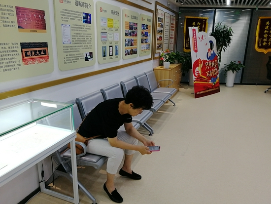 年轻人在中华遗嘱库办理相关业务
