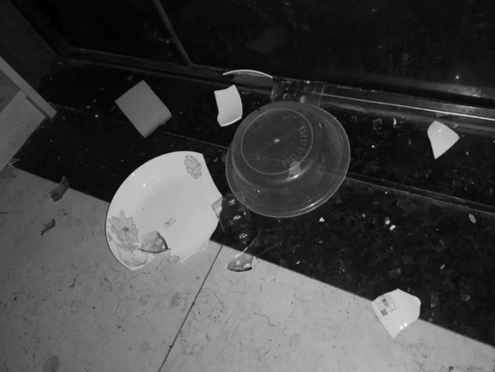 燕西家门口被打碎的杯碟（图源：受访者）