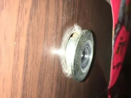 潘雨家被挖掉一半的猫眼（图源：受访者）