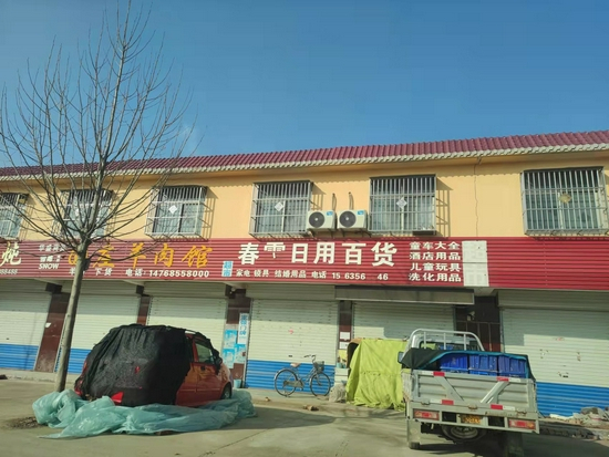 孙卓养父母紧闭的店铺 时代周报记者 杨玲玲/摄