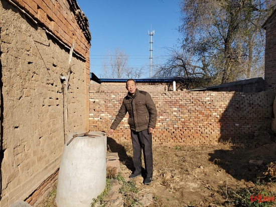 ↑李洪亮指着的便是被指藏尸的水泥缸。