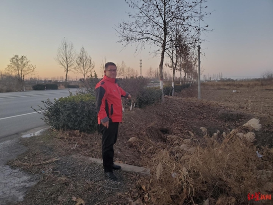 ↑崔世峰在此处排水管口发现小玉遗体