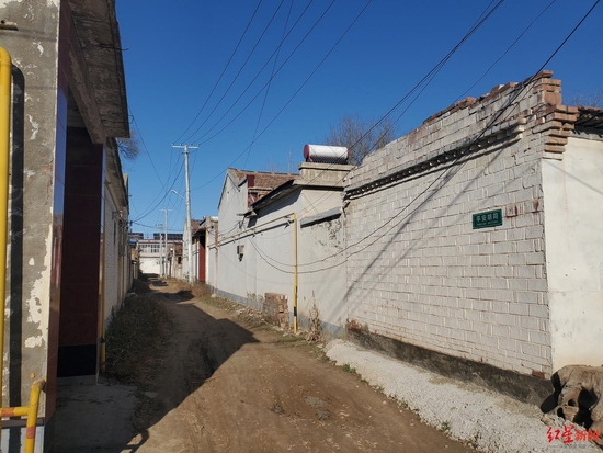 ↑法院认定，小玉在此胡同玩耍时被李英伦掳走