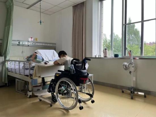 北京博爱医院病房内,一名脊髓损伤的孩子正在写作业。新京报记者 冯雨昕 摄