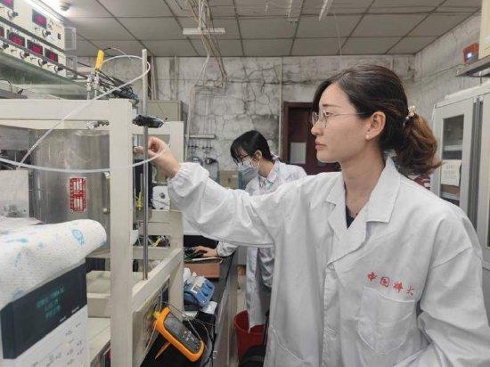 ▲2021年8月2日，中国科学技术大学90后科研人员曹丽娜（右）在实验室工作。图/新华社