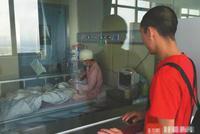 8岁男孩患白血病父亲仅剩6000元:梦想当警察(图)