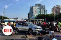 广西桂林一辆轿车闯红灯冲入路边人群 撞伤8人