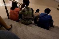猥琐男假装打电话偷拍女子裙底 结果闪光灯亮了