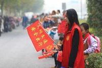 小学让家长轮流在校门口执勤 学校:家长自愿