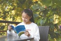 5岁读着古诗进剧团 学霸女孩爱“书游” 曾因太爱看书被老师“投诉”