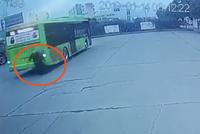 河南南阳一公交车倒车 行人被撞倒遭碾轧身亡