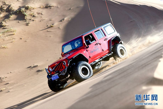 6           4月26日,汽车运动爱好者在腾格里沙漠腹地驾车驰骋.