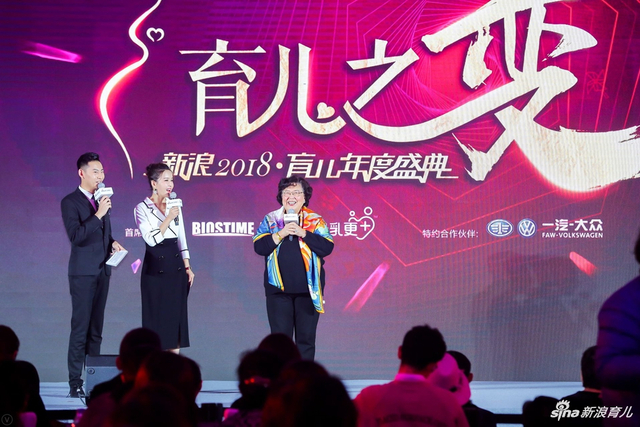 儿科专家张思莱与主持人互动