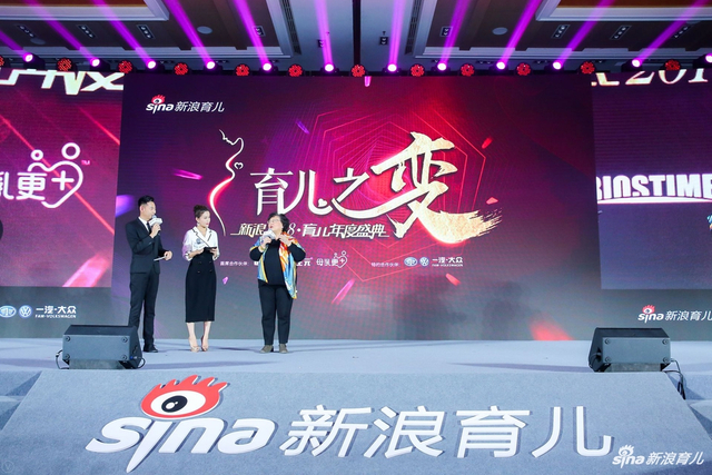 儿科专家张思莱与主持人互动