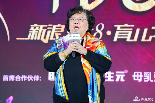 儿科专家张思莱与主持人互动