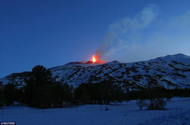 熔岩“喷泉”：意大利埃特纳火山喷发奇景