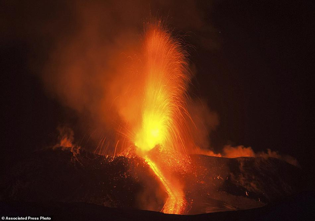 熔岩“喷泉”：意大利埃特纳火山喷发奇景