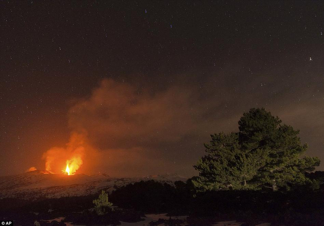 熔岩“喷泉”：意大利埃特纳火山喷发奇景