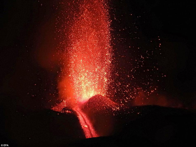 熔岩“喷泉”：意大利埃特纳火山喷发奇景