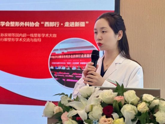 诗目系列主刀医生刘丽娜主任等美容外科全体医护人员齐聚一堂,共同