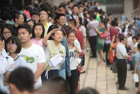 6月10日，北京，学生参加清华自主招生笔试。