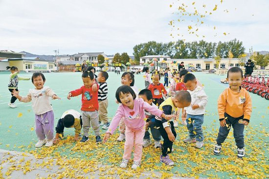 延庆旧县幼儿园托班幼儿在操场玩耍。