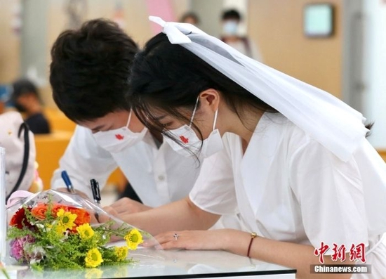 资料图：一对新人正在办理结婚登记。&nbsp;中新社记者 易海菲 摄