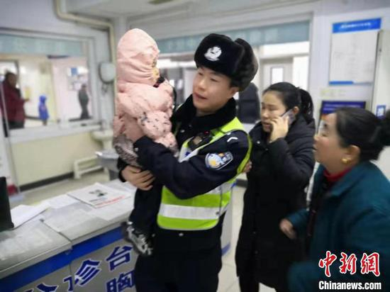 图为高速交警张家口大队紧急帮助患者家属联系医院急诊。高速交警张家口大队提供