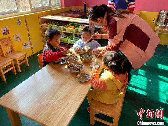 图为孩子在享用营养餐。　刘鹏 摄