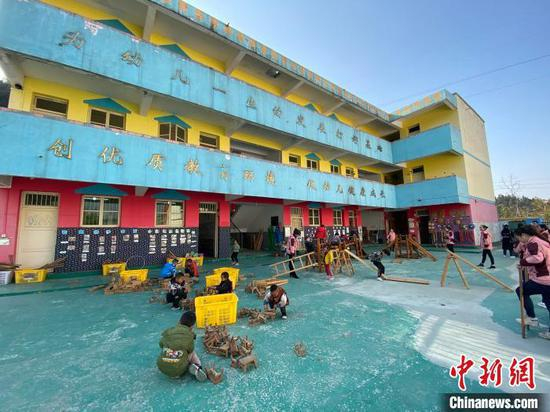 图为凯里市龙场镇中心幼儿园三兴村分园一角。　刘鹏 摄