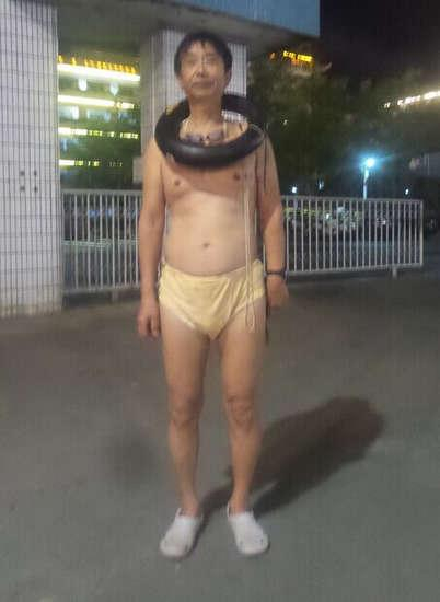 当事人只剩一条裤衩
