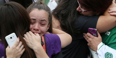 坠机球队球迷集结痛哭缅怀球员