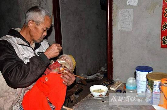 老父给女儿喂食